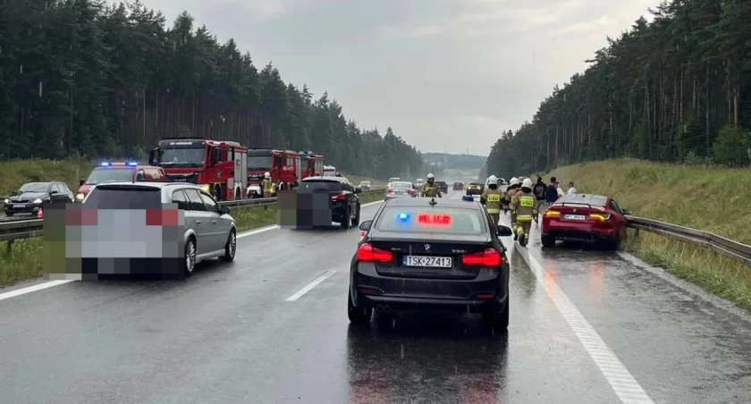 Wypadek w Suchedniowie. BMW uderzyło w bariery energochłonne