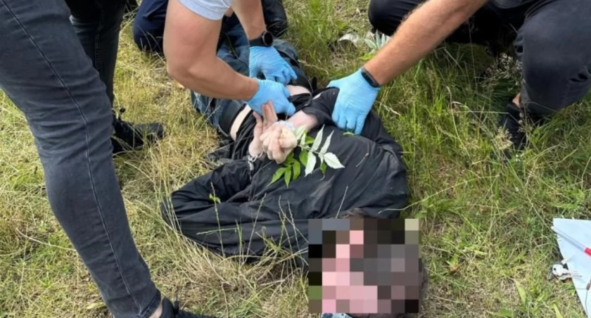 Zaatakował policjantów butelkami z benzyną. Podpalone mieszkanie, ranny strażak