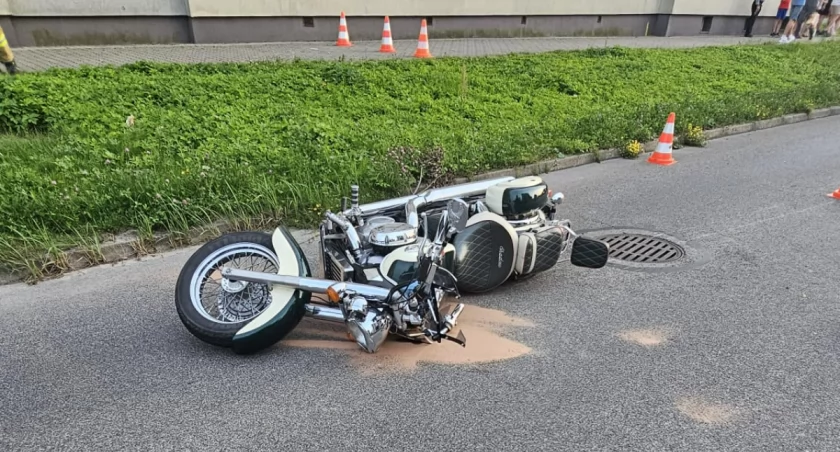 Dramatyczny wypadek na przejściu dla pieszych. Motocyklista potrącił nastoletnich pieszych