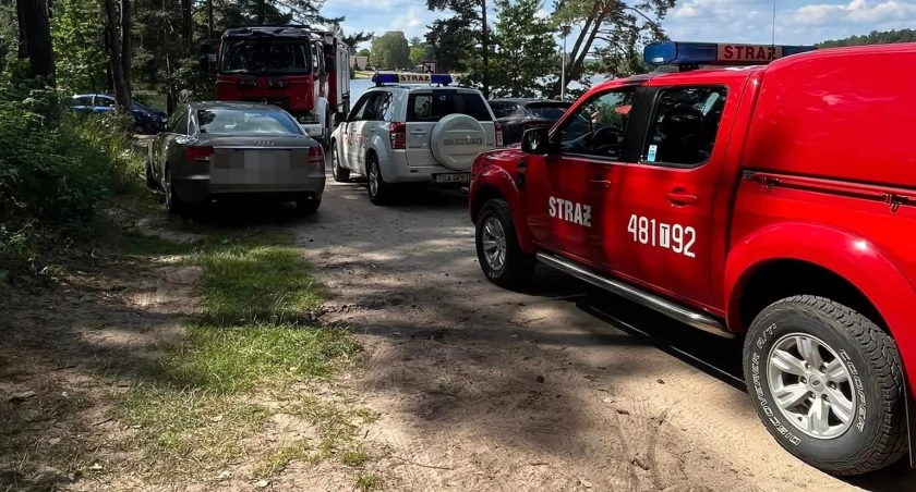 Policjanci i strażacy poszukiwali zaginionego mężczyzny. W nocy opuścił domek nad wodą i do niego nie wrócił