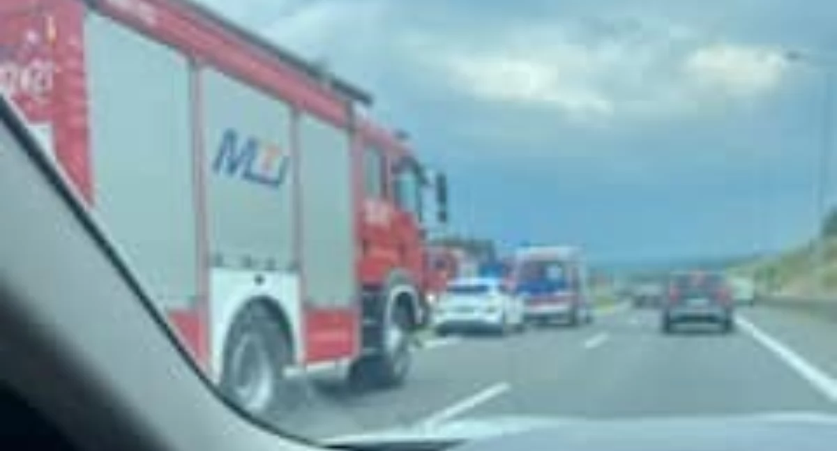 Wypadek na trasie ekspresowej w powiecie skarżyskim. Samochód uderzył w barierę