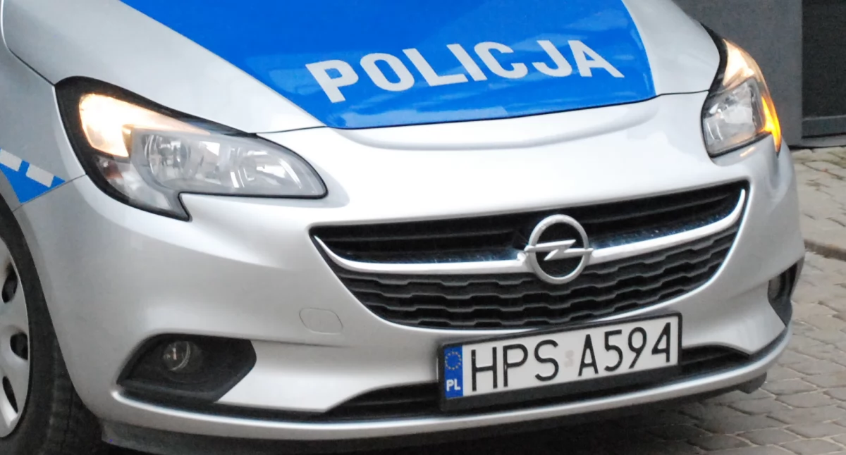 Niebezpieczny przedmiot w lesie w powiecie skarżyskim. Do czasu przyjazdu saperów teren zabezpieczali policjanci