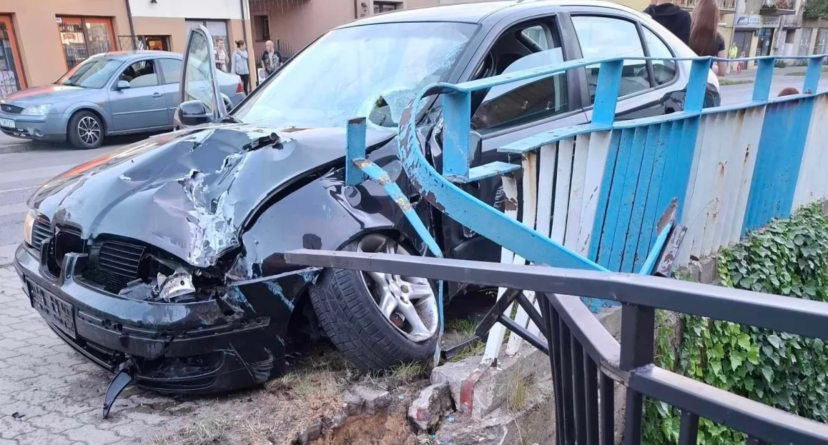 Wypadek na ul. Legionów w Skarżysku-Kamiennej. 18-latek stracił panowanie nad Seatem Leonem, jego rówieśniczka w szpitalu