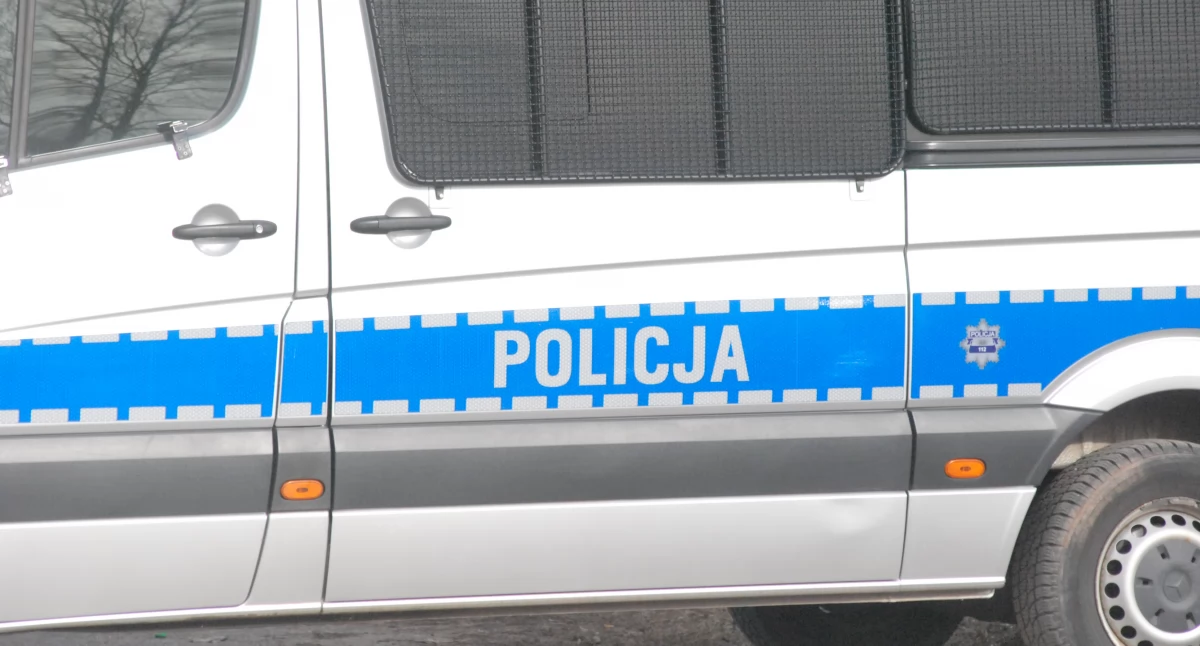 Złodziej w niezamkniętym samochodzie. Zabrał saszetkę wraz z dokumentami