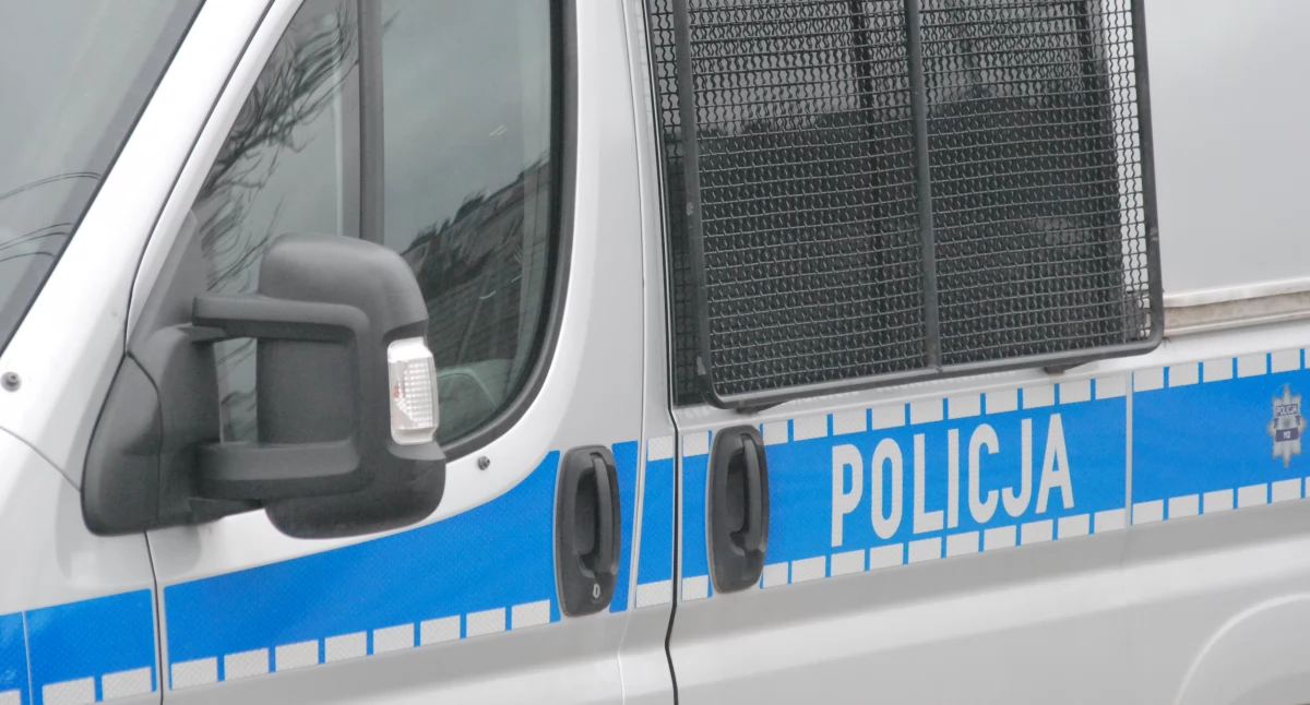 Zniszczona elewacja na terenie gminy Bliżyn. Policja szuka wandala
