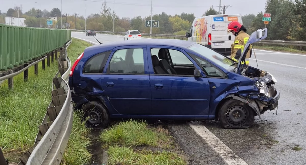 Wypadek na trasie S-7. Stracił panowanie nad autem i uderzył w barierę