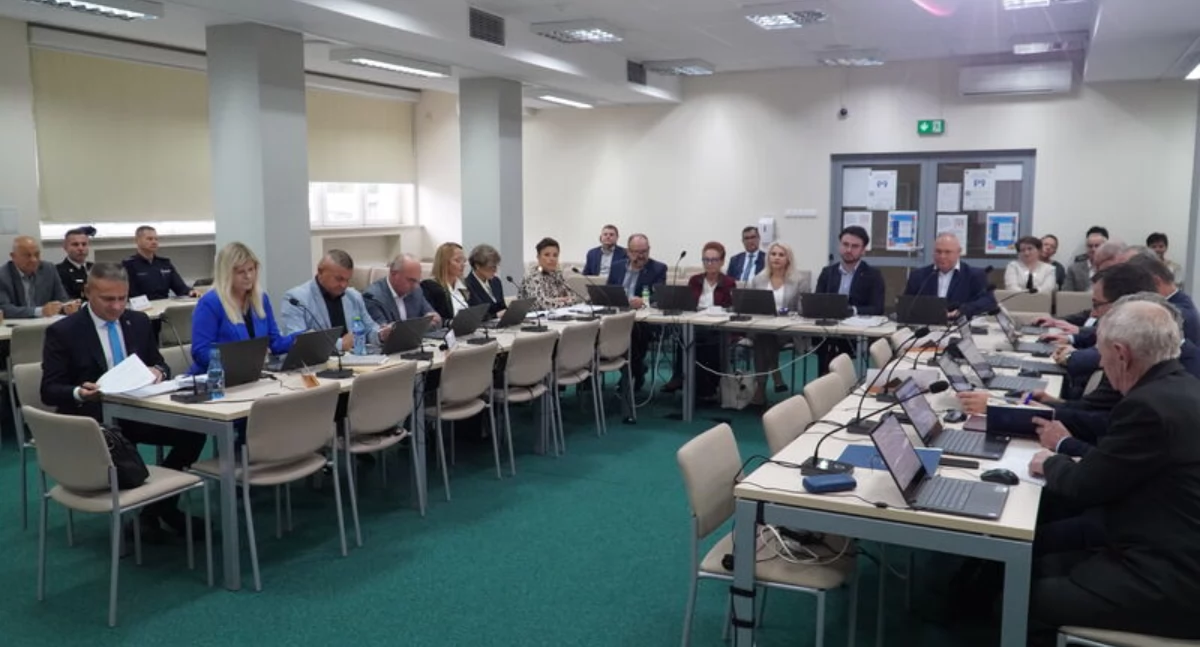 O jakości powietrza i działaniach Wód Polskich w powiecie skarżyskim na sesji