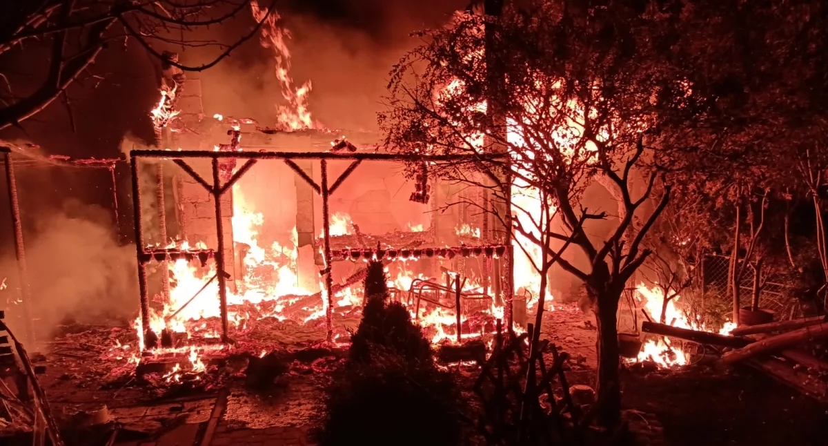 Pożar altany w Skarżysku-Kamiennej. Strażakom udało się opanować zagrożenie