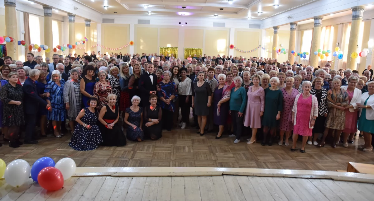 Powiatowy Bal Seniora w klimacie lat 60.