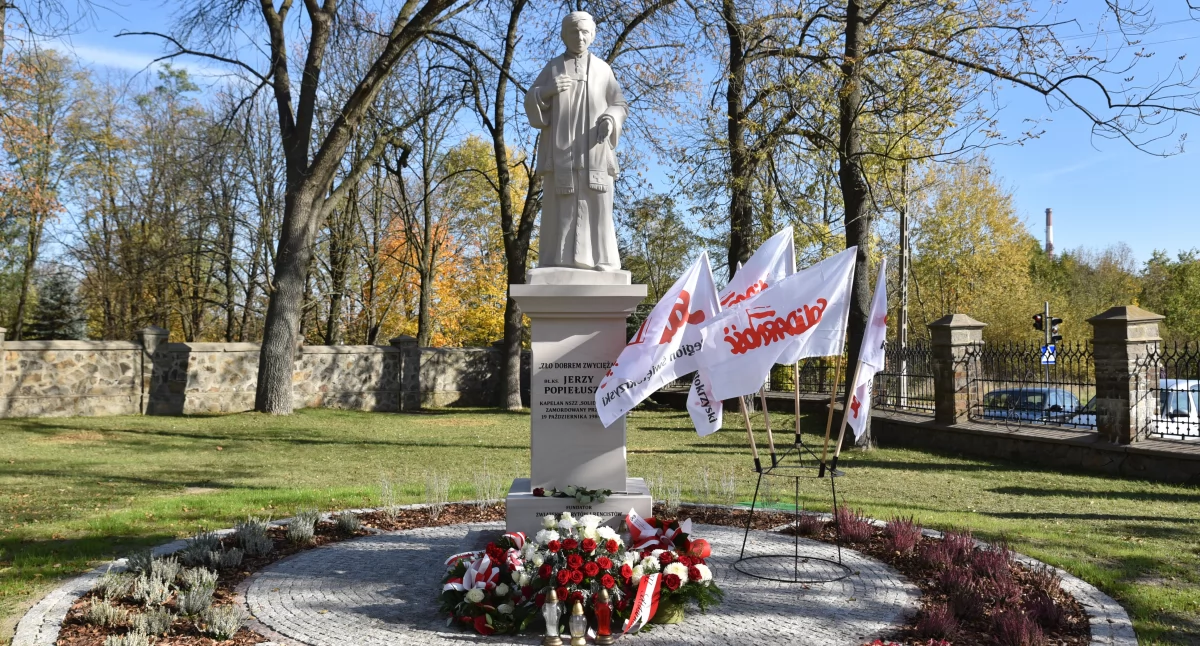 Odsłonięcie pomnika bł. ks. Jerzego Popiełuszki. Relikwie męczennika trafiły do Skarżyska 