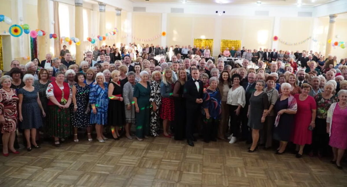 Powiatowy Bal Seniora w stylu lat 60. - seniorzy z powiatu skarżyskiego po raz kolejny udowodnili, że są aktywni i mają mnóstwo energii