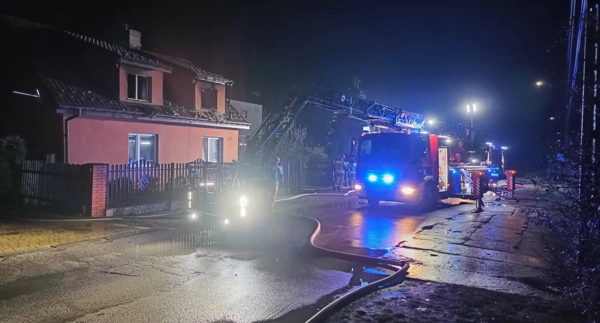 Pożar domu jednorodzinnego w Skarżysku-Kamiennej. Dwoje mieszkaniowców ewakuowanych