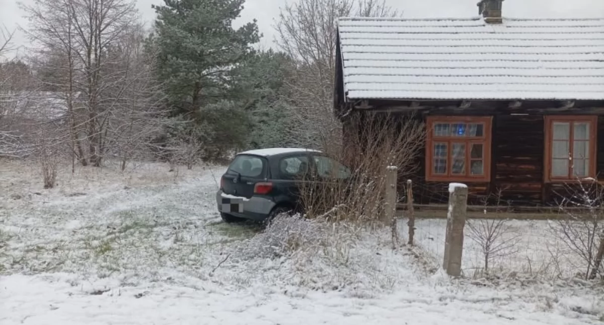 Wypadek w Majkowie. Toyota wjechała na chodnik, potrącając matkę z dziećmi