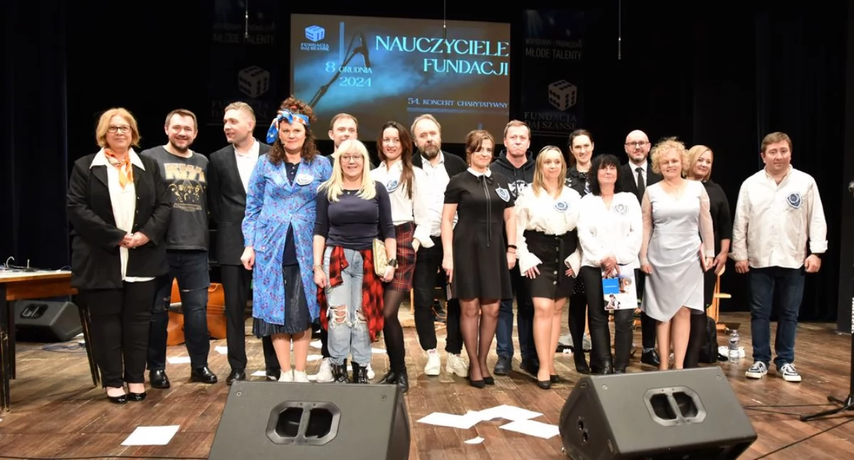 Nauczyciele na scenie . 54. koncert charytatywny Fundacji Daj Szansę