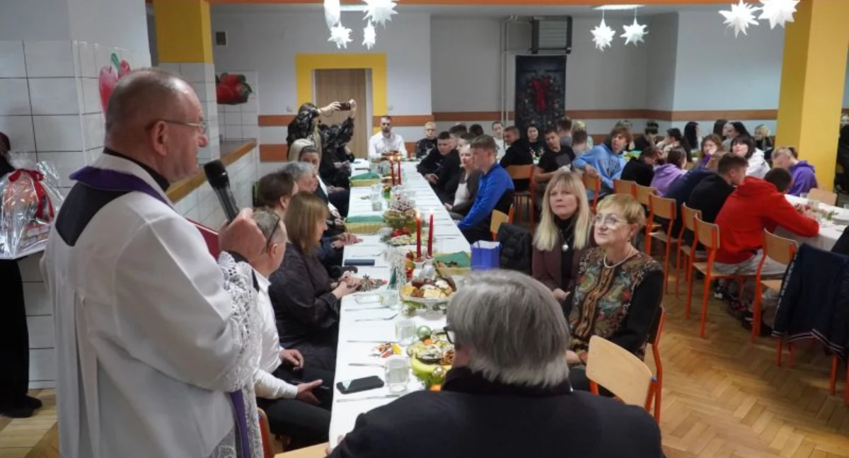 Przedświąteczny czas spotkań w powiecie skarżyskim. Były życzenia świąteczno-noworoczne od władz powiatu oraz podziękowania za całoroczną współpracę