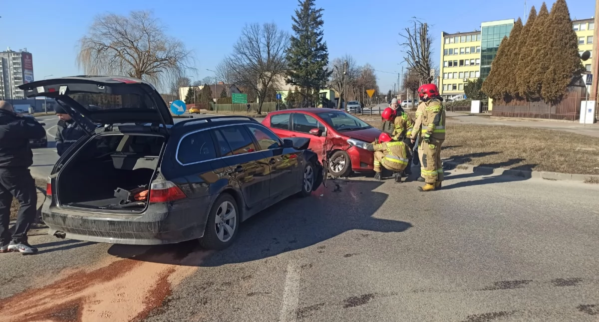 Wypadek na skrzyżowaniu Piłsudskiego i Żeromskiego w Skarżysku-Kamiennej. Jedna osoba poszkodowana