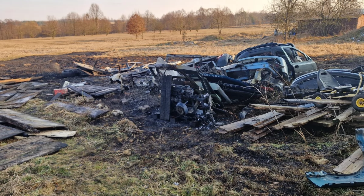 Pożar traw w Suchedniowie. Ogień zajął składowane części samochodowe