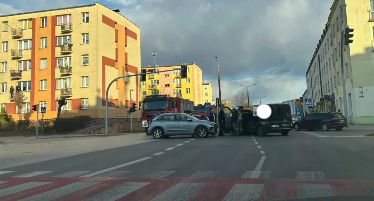 Kolizja samochodu osobowego z busem. Interwencja strażaków z JRG Skarżysko-Kamienna