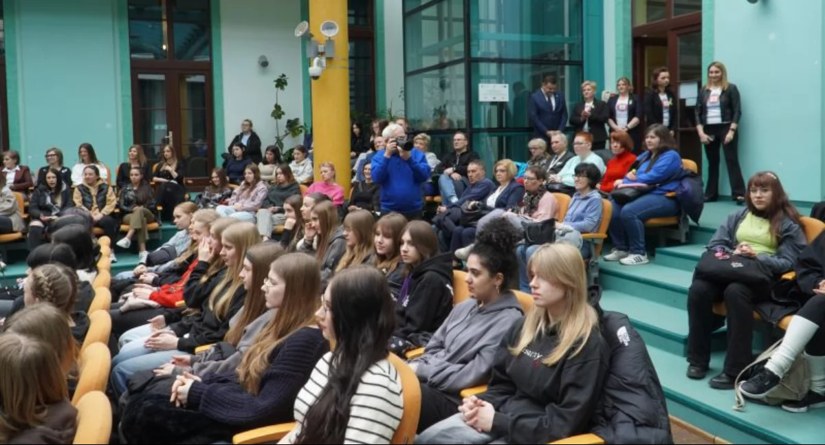 O endometriozie, krztuścu i powiatowym programie edukacyjnym pn. „Pokonać endometriozę” na konferencji pt. „Łączy Nas Edukacja Zdrowotna” w Skarżysku