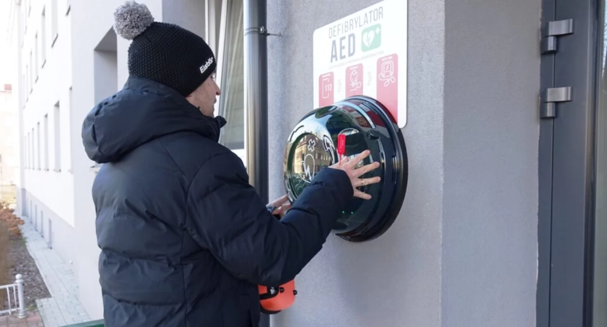 Nowy defibrylator przy Urzędzie Miasta. Ratuje życie i jest dostępny 24/7