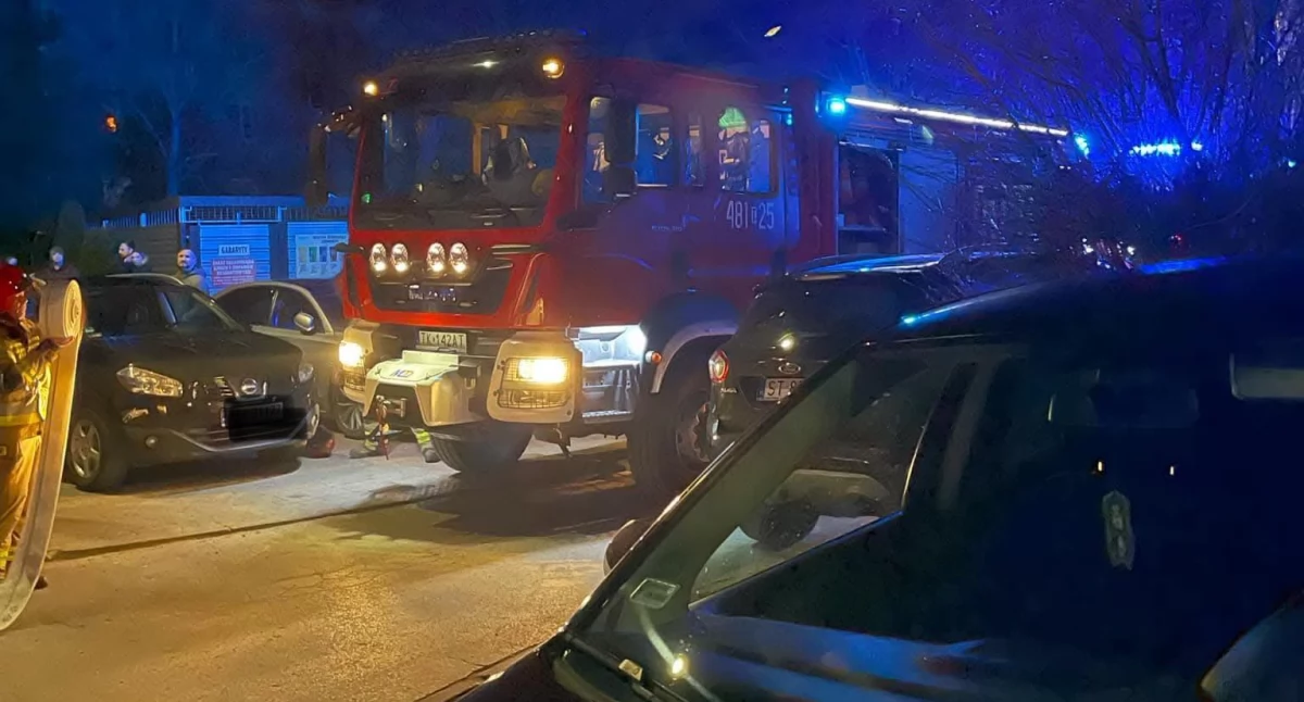 Pożar w budynku wielorodzinnym w Skarżysku-Kamiennej. Ewakuacja i interwencja straży pożarnej