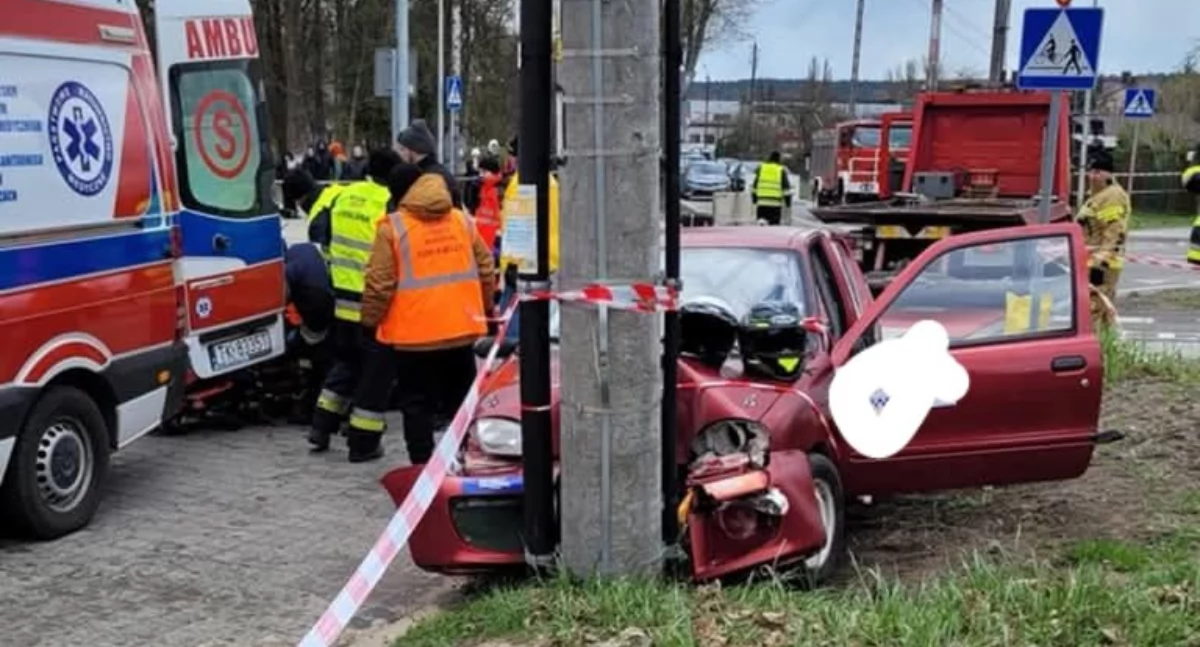 Incydent podczas rajdu Skaroes w Skarżysku-Kamiennej. Samochód uderzył w słup oświetleniowy