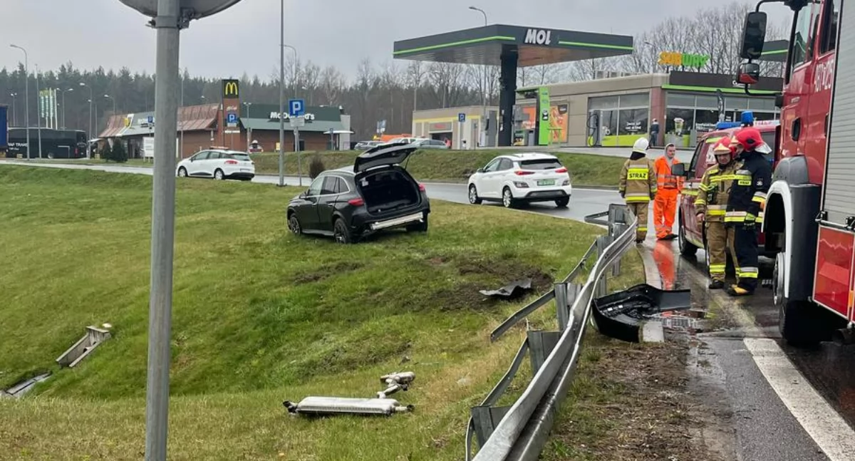 Wypadek na S7 w Suchedniowie. Jedna osoba trafiła do szpitala