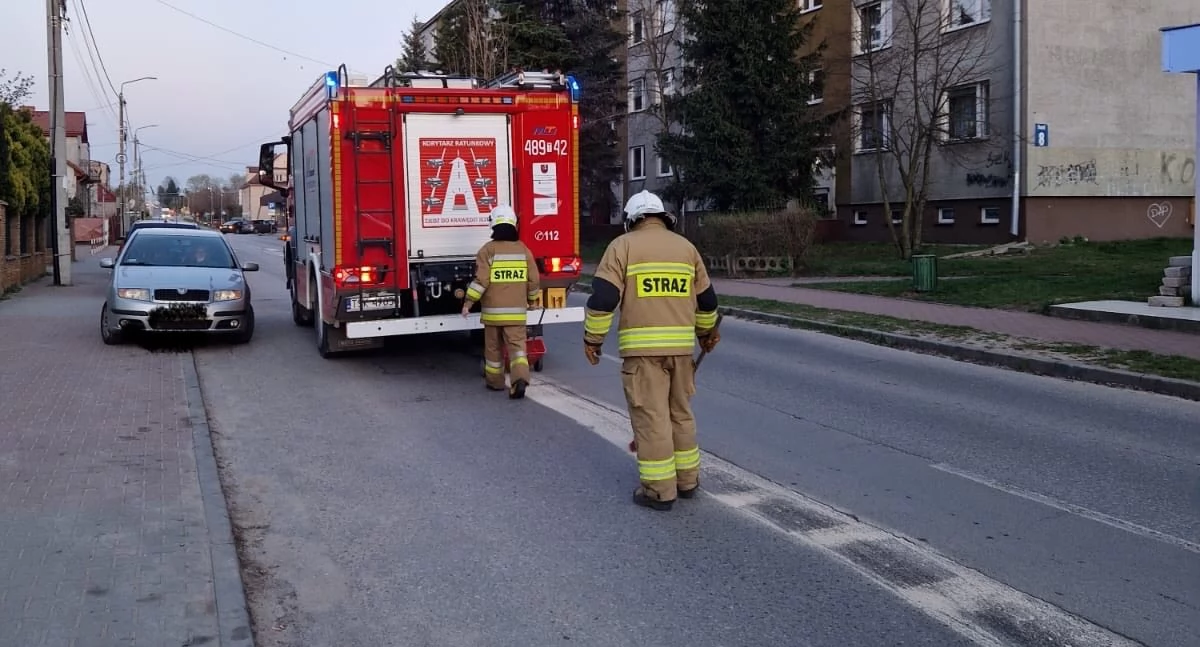 Interwencja strażaków w Suchedniowie. Usuwanie plamy ropopochodnej