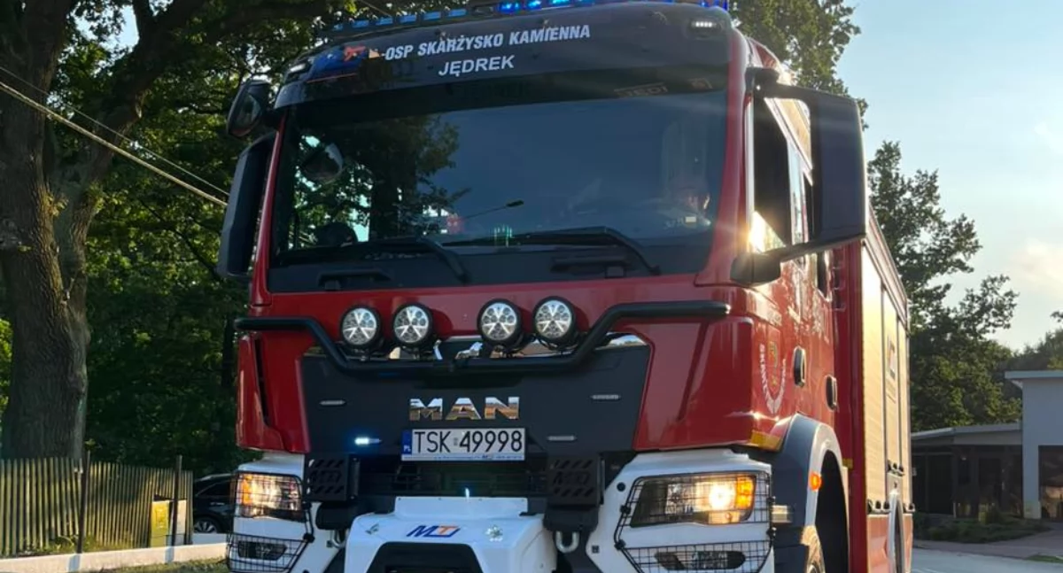 Pożar traw w Skarżysku. Interweniowały dwa zastępy straży pożarnej