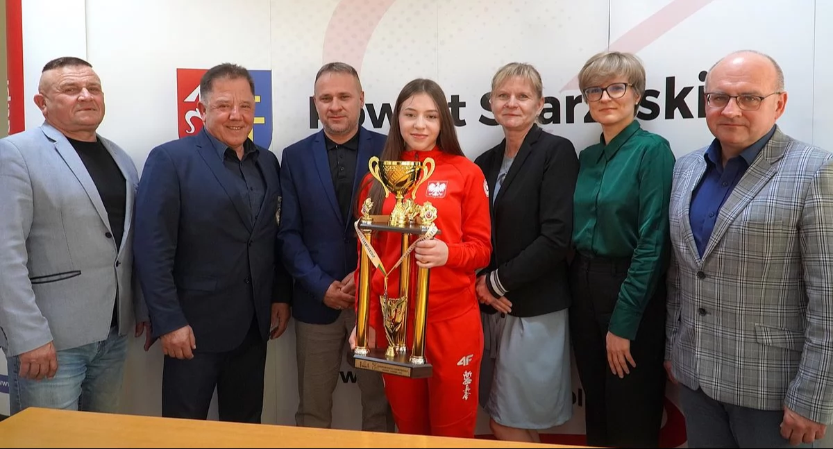Wicemistrzyni Europy w Karate - Kyokushin Angelika Skorek wraz z trenerem u Starosty