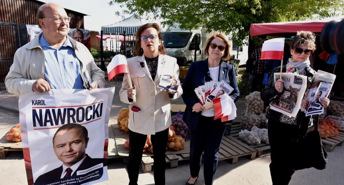 Na miejskim targowisku w Skarżysku promowano Karola Nawrockiego. Agata Wojtyszek oraz Maria Zuba rozdawały biało-czerwone flagi