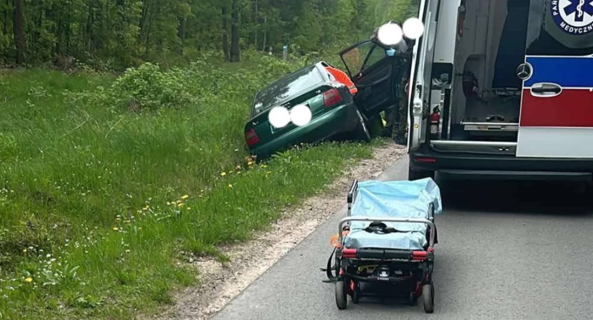 Wypadek w Ubyszowie. Samochód wpadł do rowu, jedna osoba trafiła do szpitala