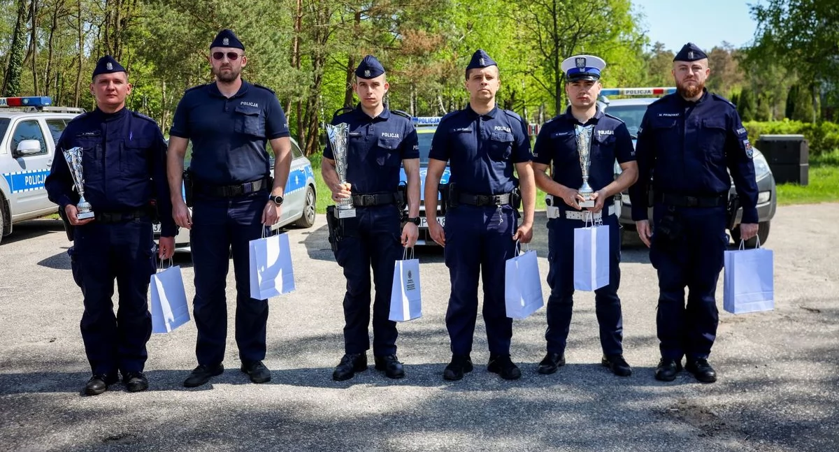 Policjanci ze skarżyskiej KPP w czołówce zawodów. Bartłomiej Łazarczyk i Paweł Jasztal na najniższym stopniu podium