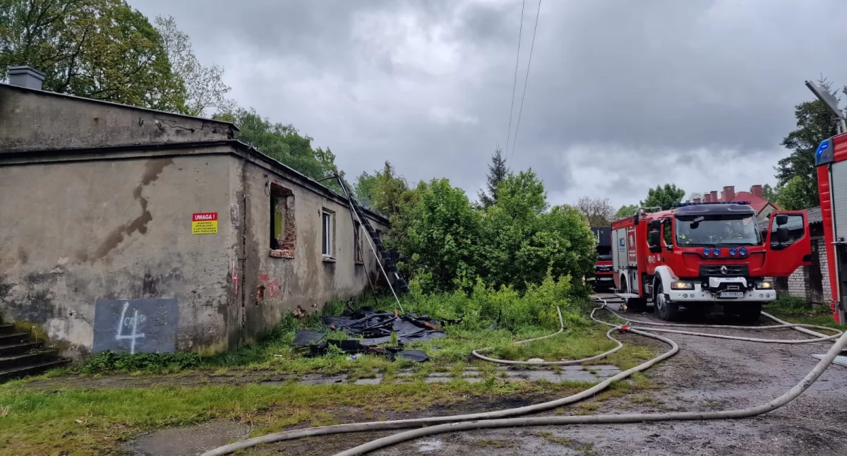 Pożar opuszczonego budynku przy ul. Asfaltowej w Skarżysku-Kamiennej. Strażacy interweniowali w niedzielny poranek