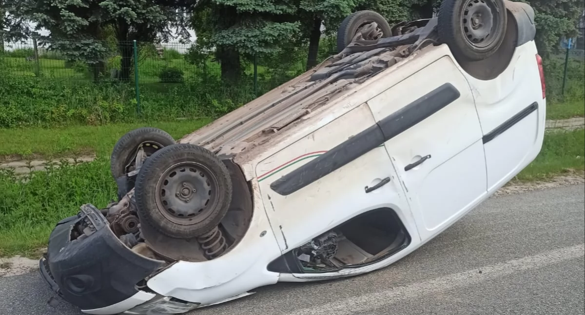 Wypadek w Ostojowie. Dachowanie po zderzeniu na starej 
