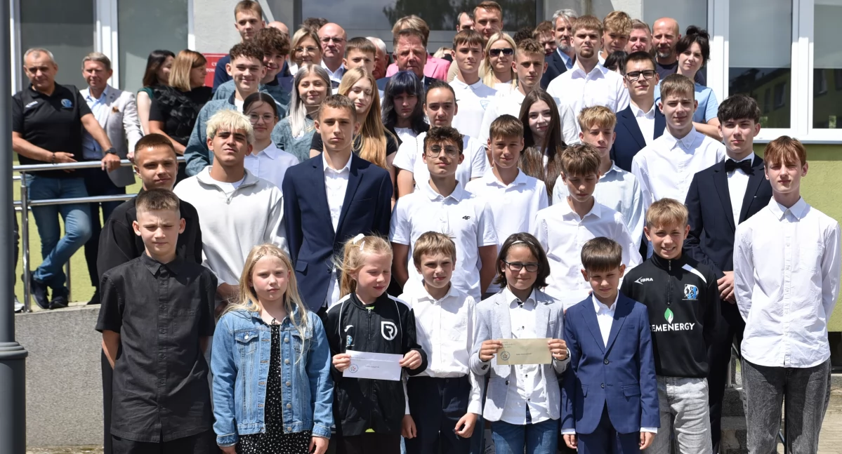 Stypendia dla młodych sportowców z powiatu skarżyskiego wręczone 