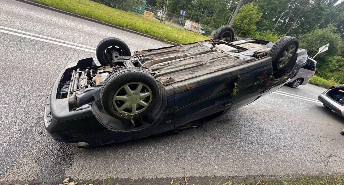 Pijany kierowca dachował w Skarżysku. Miał blisko 3 promile i brak uprawnień