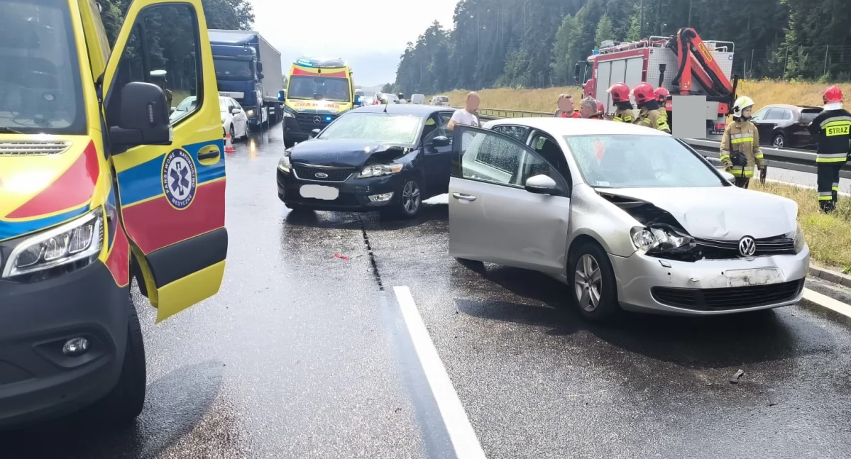 Kolejna kolizja na trasie S-7 w powiecie skarżyskim. Droga zablokowana w obu kierunkach, lądował śmigłowiec LPR