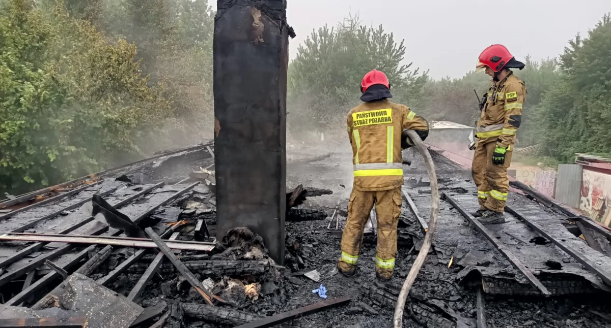 Pożar domu w Podłaziu. Dach w ogniu, na miejscu 25 strażaków