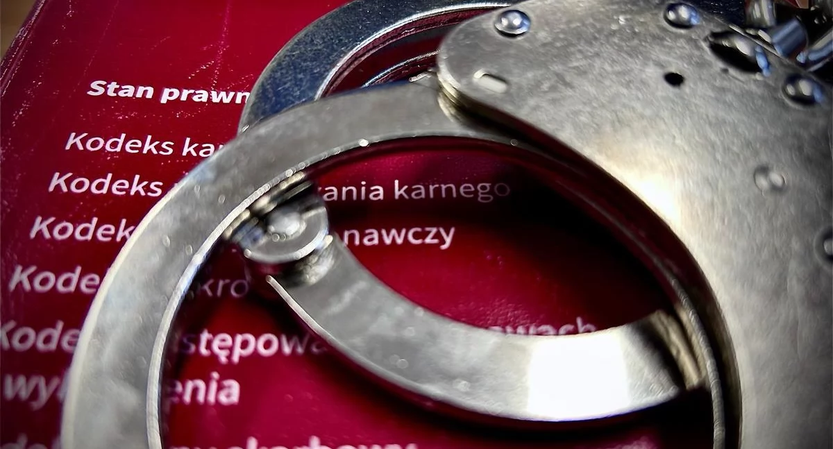 Włamanie do mieszkania w Skarżysku-Kamiennej. Złodziej ukradł gotówkę i perfumy