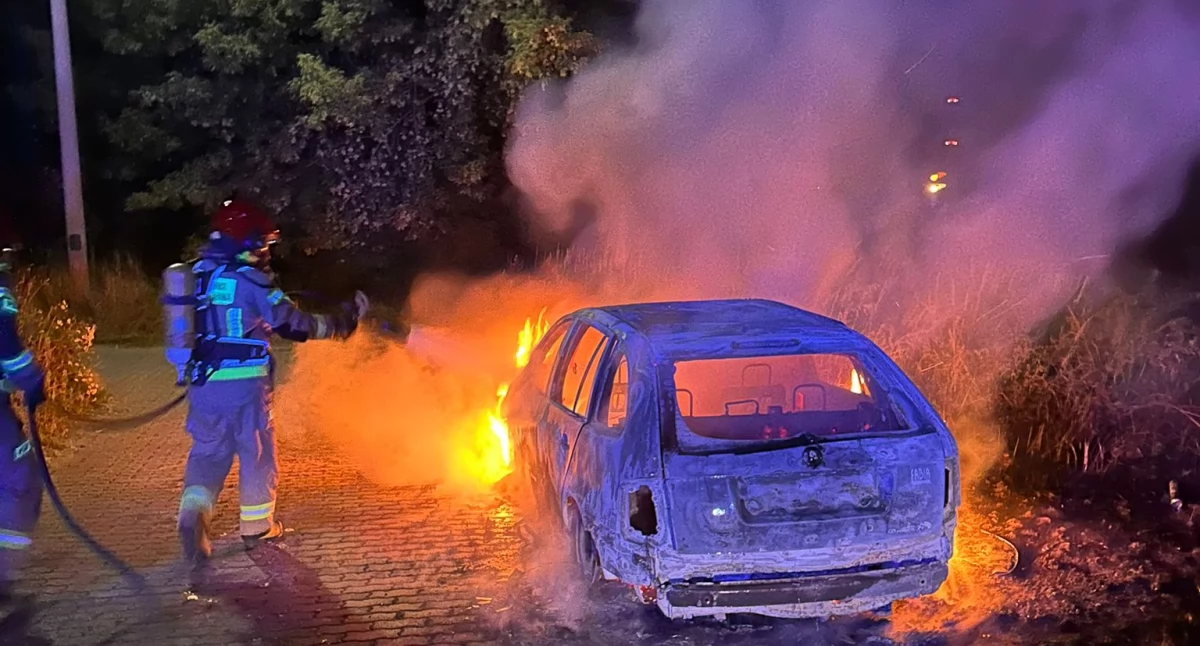 Nocny pożar samochodu przy ul. Niepodległości w Skarżysku-Kamiennej. Skoda Fabia cała w płomieniach