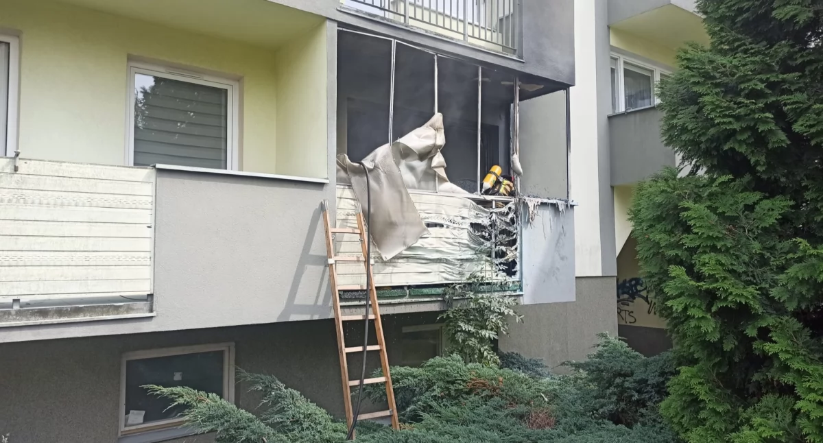 Pożar balkonu w budynku wielorodzinnym. Jedna osoba poszkodowana