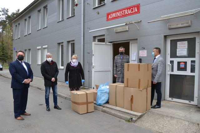 Radni Skarżyska Kościelnego przekazali swoje diety na wsparcie dla szpitala powiatowego. Wójt Bryzik zapowiedział także pomoc ze strony samorządu gminy