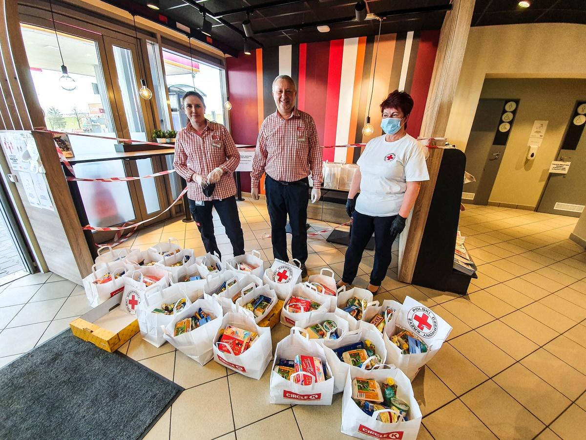 Polski Czerwony Krzyż w Skarżysku przekazał 100 paczek żywnościowych dla seniorów