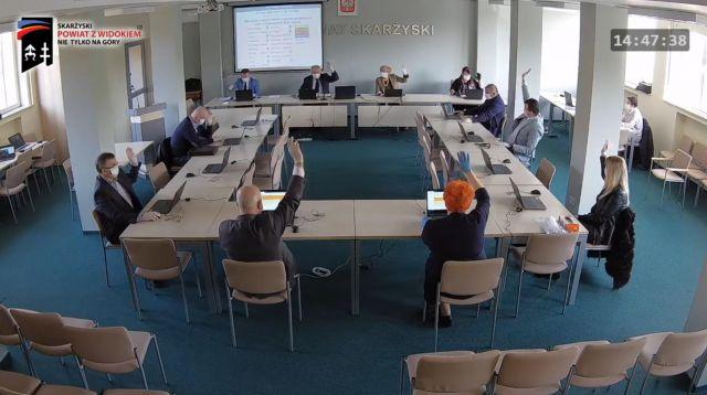 Obradowali w maskach i rękawiczkach, klub radnych PiS zbojkotował sesję