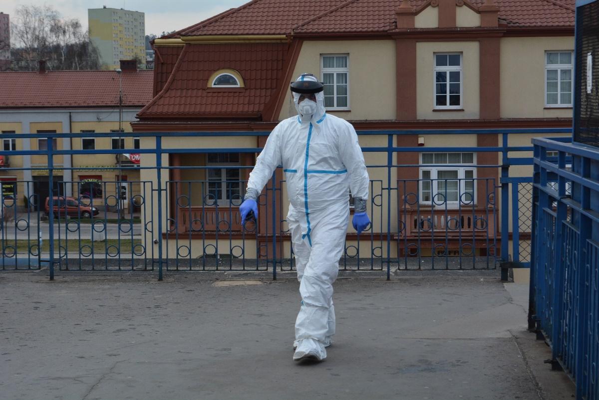 Skarżysko. Mężczyzna źle się poczuł w pociągu. Przewieziony karetką do szpitala