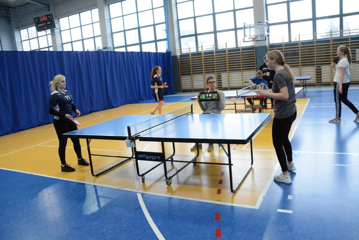 Uczniowie szkół średnich rozpoczęli współzawodnictwo sportowe. Na początek zagrali w tenisa stołowego