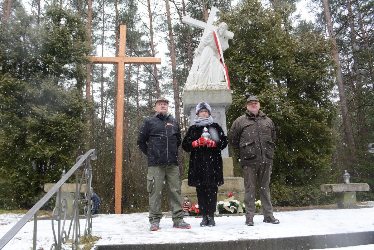 Przy mogile na Borze znowu stoi krzyż. Będzie poświęcony w niedzielę