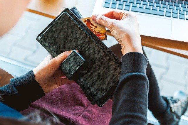 Kredyt gotówkowy a inne produkty finansowe - co warto wiedzieć?