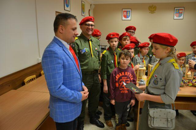 Harcerze przekazali staroście Betlejemskie Światełko Pokoju
